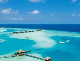 《一生に一度は見たい》モルディヴの海やメキシコのピンクのラグーンなど「色で旅する世界の絶景…