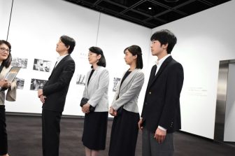 《母と娘の思いが繋がるペアルック》紀子さま＆佳子さま被爆地・広島への哀悼の気持ちを「タイトなワンピース」に重ねて