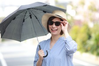 《肌老化の原因に》皮膚科医らが指摘する【間違った日焼けケア】、「日焼け止めは汗をかいたら塗り直す」「日焼けしたらすぐに美白化粧品」「長袖で肌を隠せば大丈夫」はNG