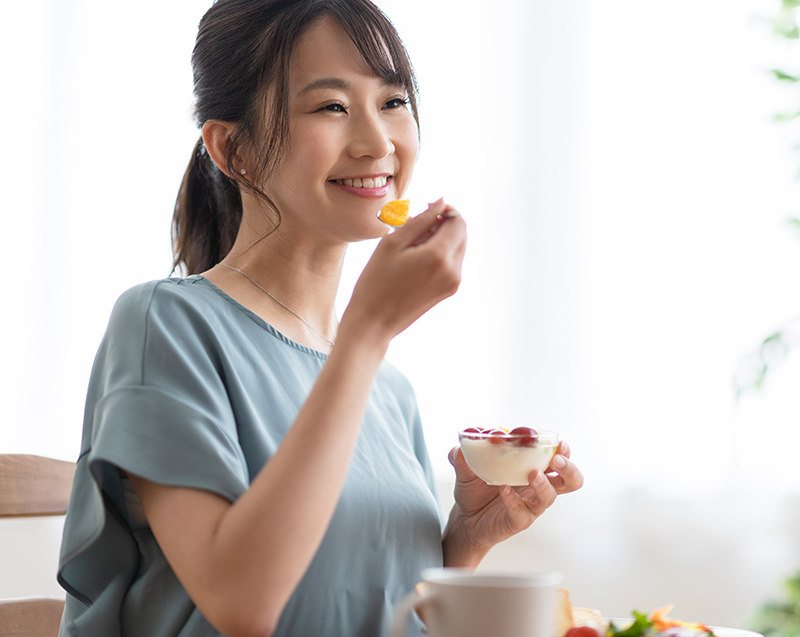 ヨーグルトを食べる女性