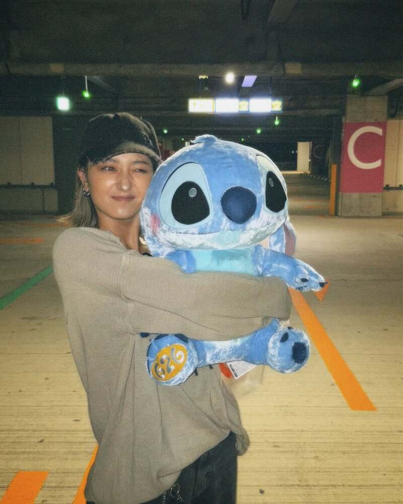 ぬいぐるみを抱くみちょぱ（みちょぱのインスタグラムより）
