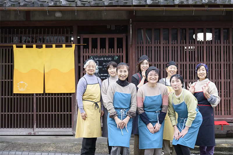 発酵オカンの皆さん。後列左が岩根さん、前列中央が横田さん。（写真／Instagram「＠book_cafe_sukuramu」より）