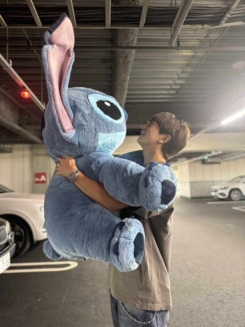 ぬいぐるみを抱く大倉（大倉士門のXより）