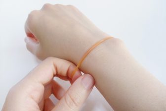《1日1分！輪ゴム健康法》手や足に巻くだけ！頭痛、肩こり、冷え症…つらい症状別の巻き方　1万人の不調を改善したゴッドハンドが伝授
