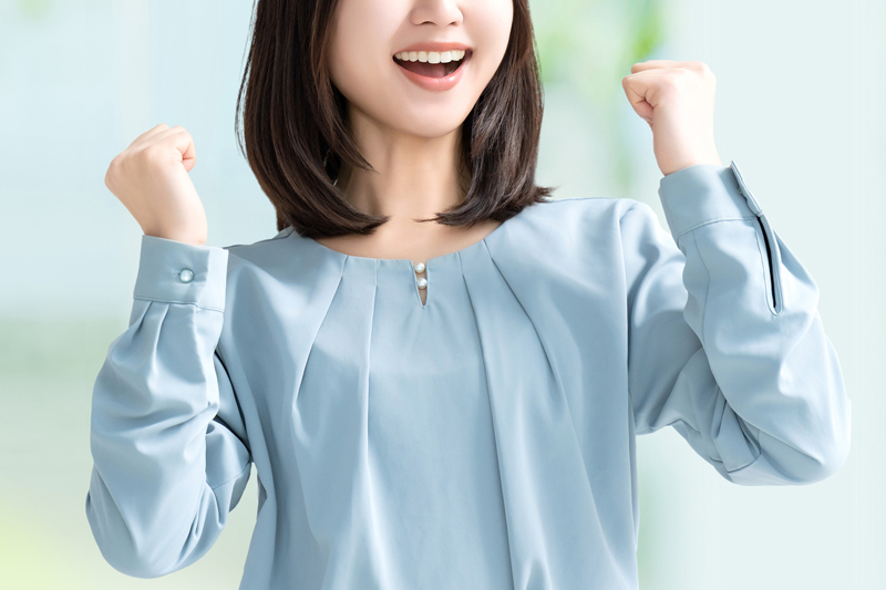 ガッツポーズをする日本人女性・ビジネスウーマン