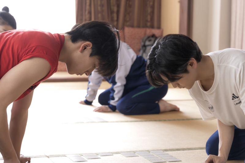 かるたを取るシーンも見どころ