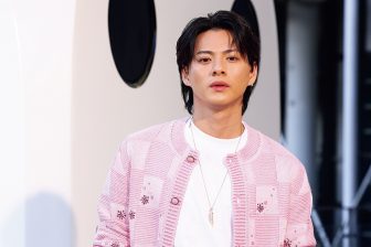 《ルイ・ヴィトンのコレクションに降臨》平野紫耀がパリでみせた“美ジュアル”にファンが沸く