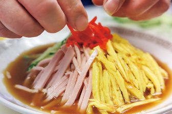 《銀座で100年愛される老舗の冷やし中華を再現!》甘めのしょうゆ味とジューシーな鶏肉に合う濃厚…