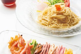 《人気中華料理店の冷やし中華再現レシピ》別盛り具材が華やか、2種類のたれで楽しむ「冷やし麺」