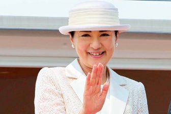 皇后雅子さま、海外ご訪問での“なないろ”コーデ ご結婚後初のご公務から最新のモンゴルまで