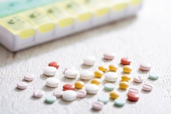 《「健康のため」が逆効果も》注意したい「薬×サプリメント」のみ合わせ　「降圧剤×DHA」「糖尿病…