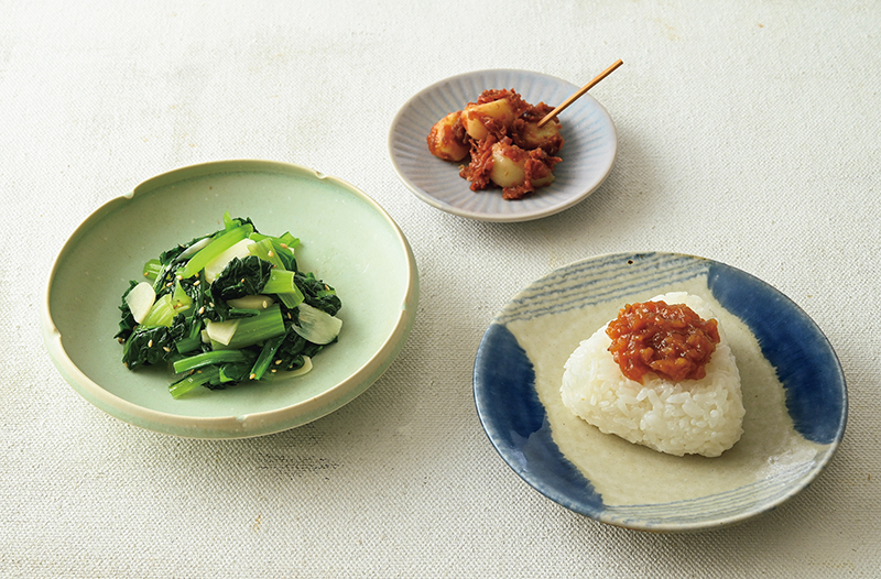 上から時計回りに「にんにくの梅おかかあえ」、「にんにく油みそ」、「にんにくと小松菜のナムル」