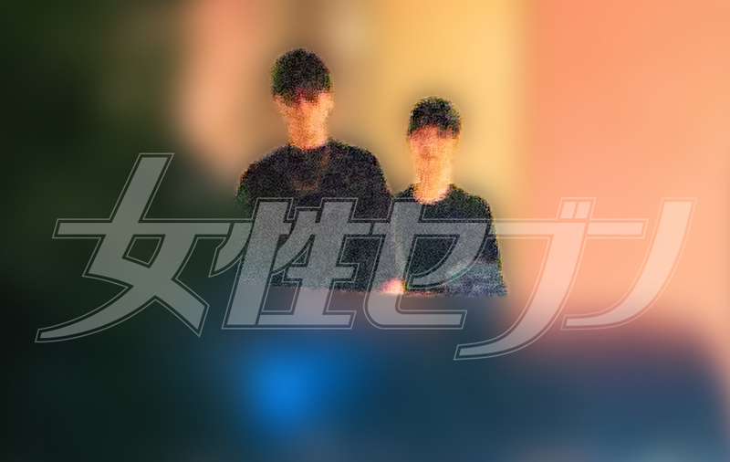 車に向かう2人（2025年7月）