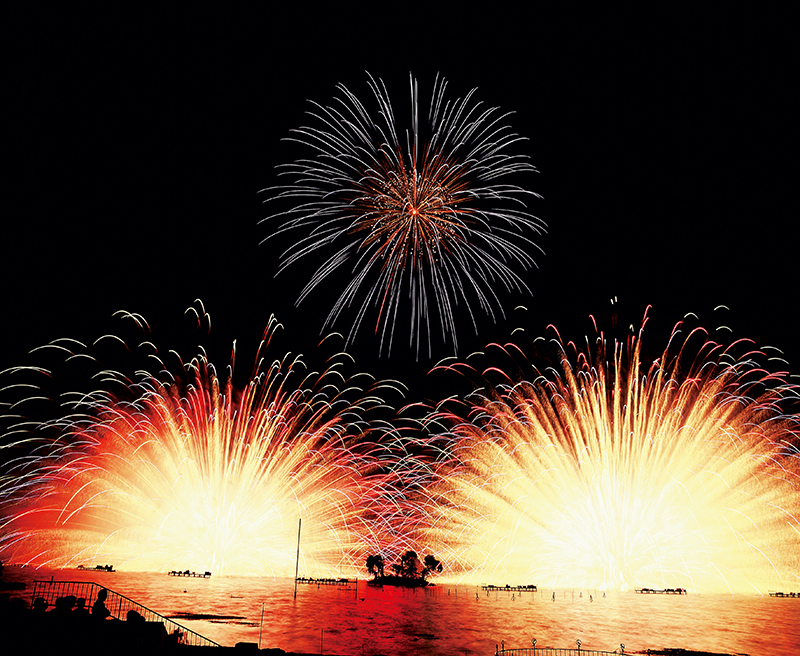 長野県「第77回諏訪湖祭湖上花火大会」（c）ハナビスト・冴木一馬