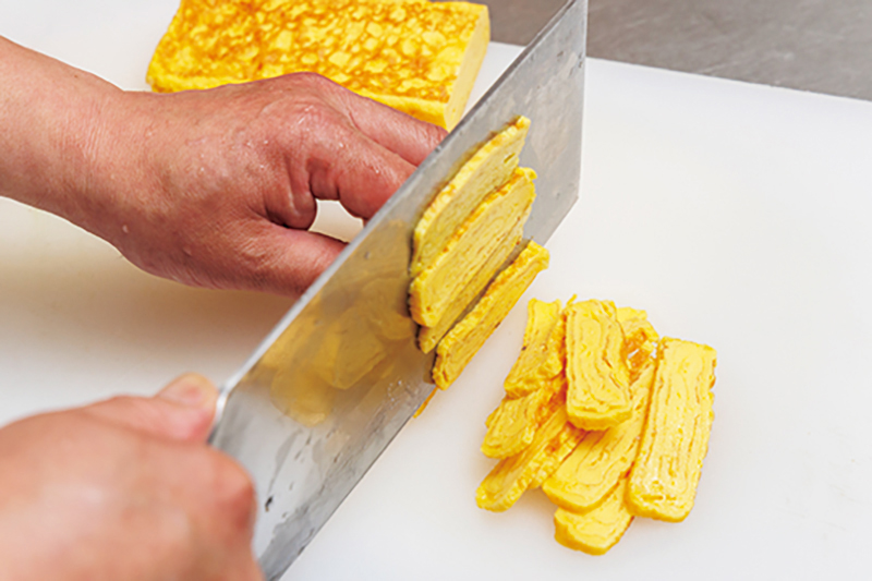 錦糸卵を作っている