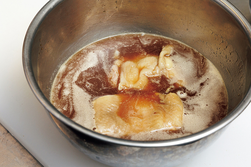 鶏肉はたれで下味をつけておく