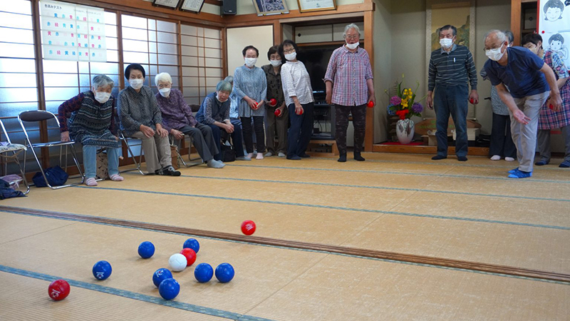 高齢者が集う「いきいきサロン」でボッチャを楽しむ人々（写真出典：「健康しが」ポータルサイト）