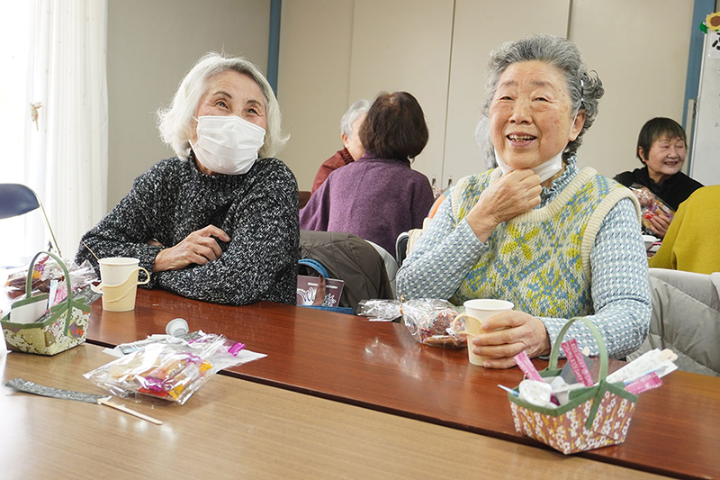 外に出て人と会い、会話を楽しむことは心身の健康や認知症予防にも最適（写真出典：「健康しが」ポータルサイト）