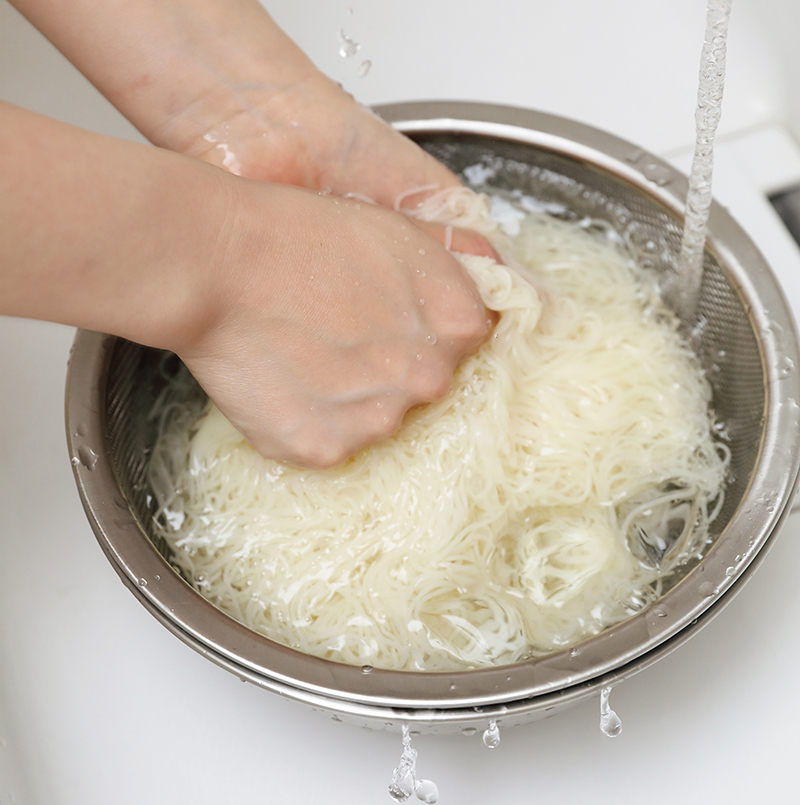 粗熱を取り、流水でしっかりもみ洗い