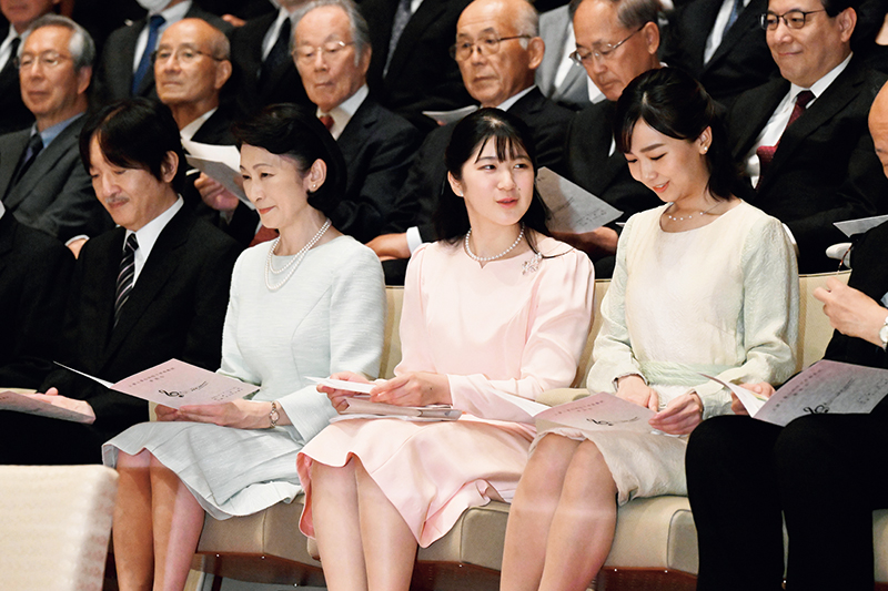 パステルカラーの服をまとった愛子さまら