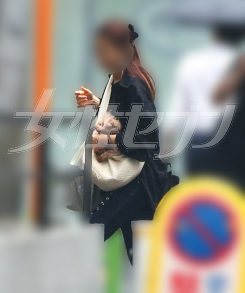 愛犬を抱え病院に入る（2025年7月）
