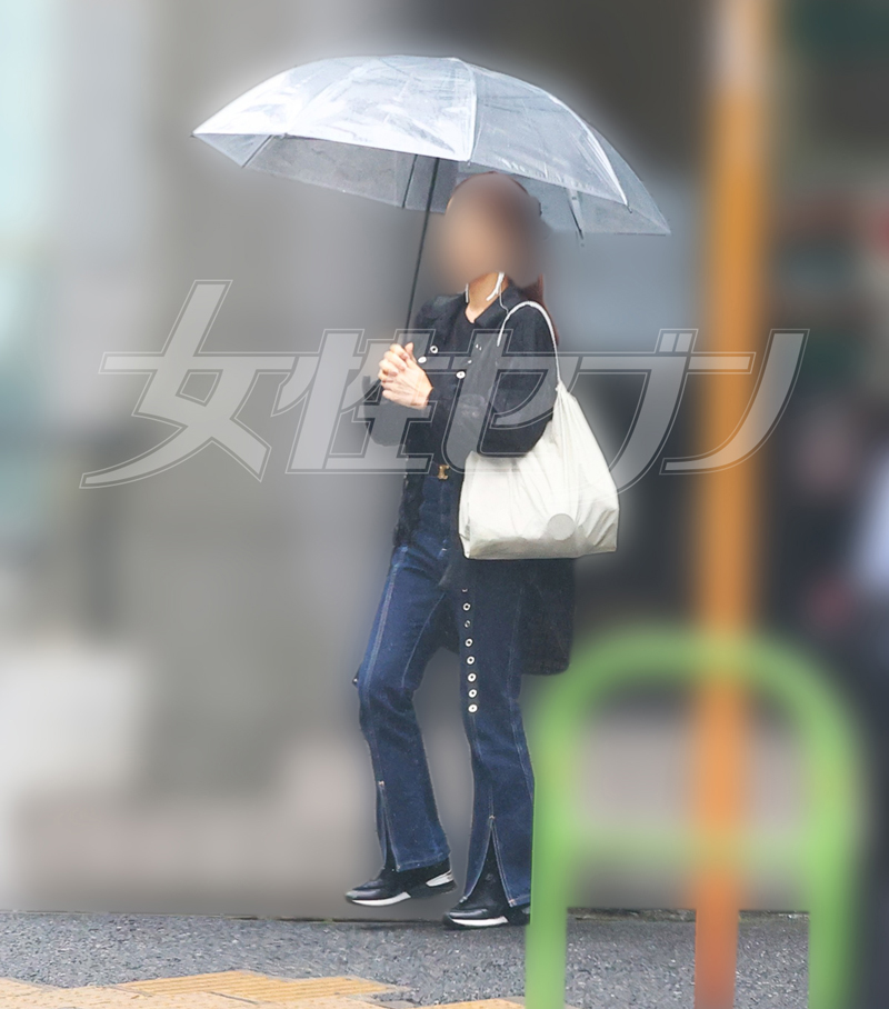 中居のサポートをするMさん（2025年7月）