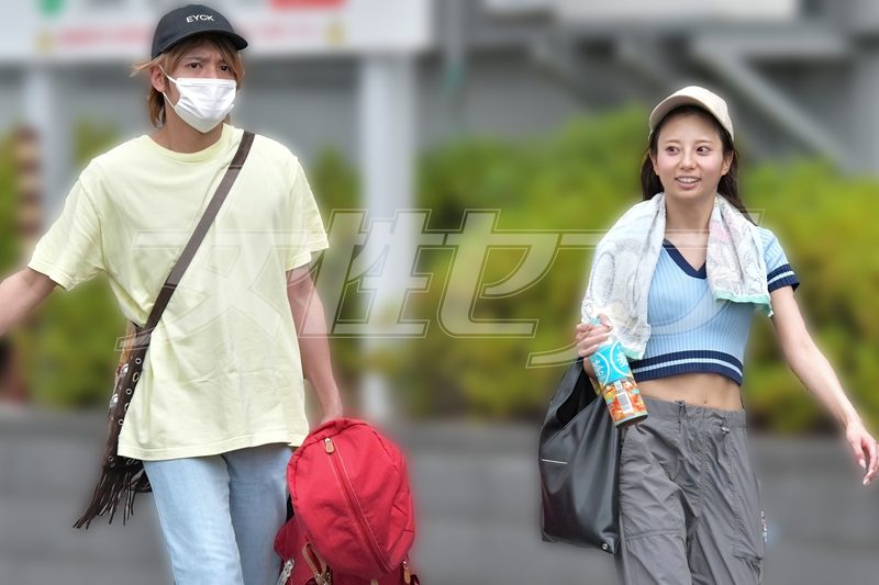 2人はゴルフで汗を流す（2025年6月）