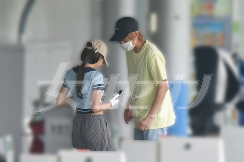 途中で話し合う2人（2025年6月）