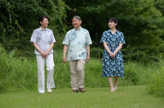 《愛子さまが漏らした「私だけ…」》那須御用邸でのご静養コーデは「両陛下の“ゆり”柄」と「愛子さまの“ハイビスカス”柄で」