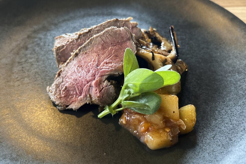 キウイの入ったソースに漬け込んだラム肉