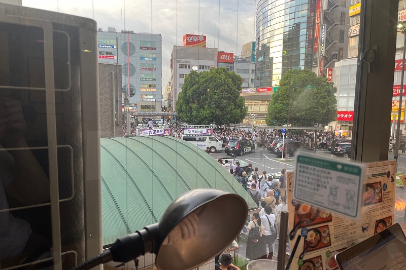 街頭演説は喫茶店からスタイルに変更