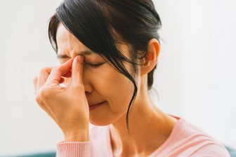 《失明に至るサインかも》頭痛、吐き気、目の奥がズキズキ…放置すると危険な症状を眼科医が解説「…