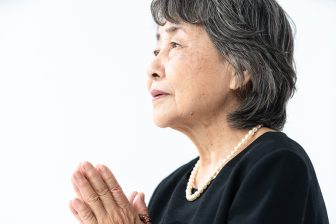 《夫に先立たれた後の手続き》“絶対に妻がしなければならない”ものはそう多くない事実 「死亡届の提出」や「埋火葬許可証の申請」も葬儀会社に任せられるケースも