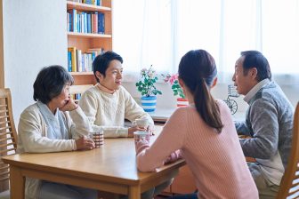 多くの人が「自宅での最期」を理想とする一方で、増加する「施設での看取り」 介護や苦痛の緩和…