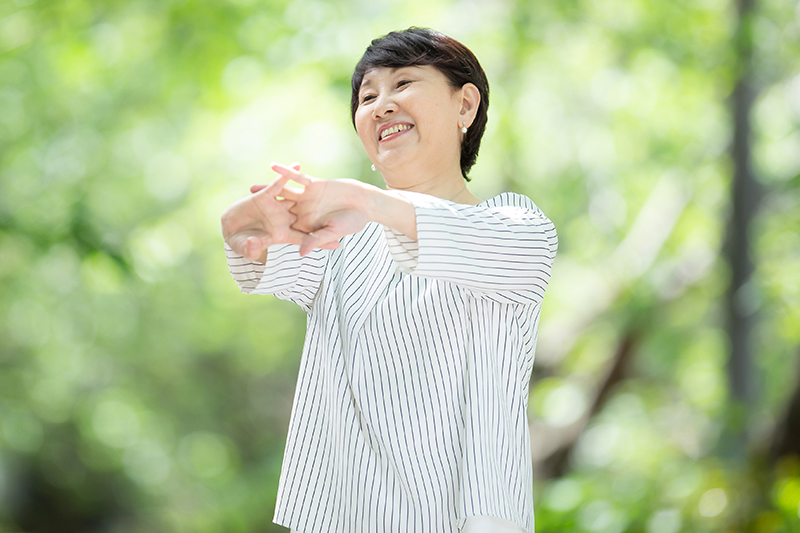 伸びをする女性