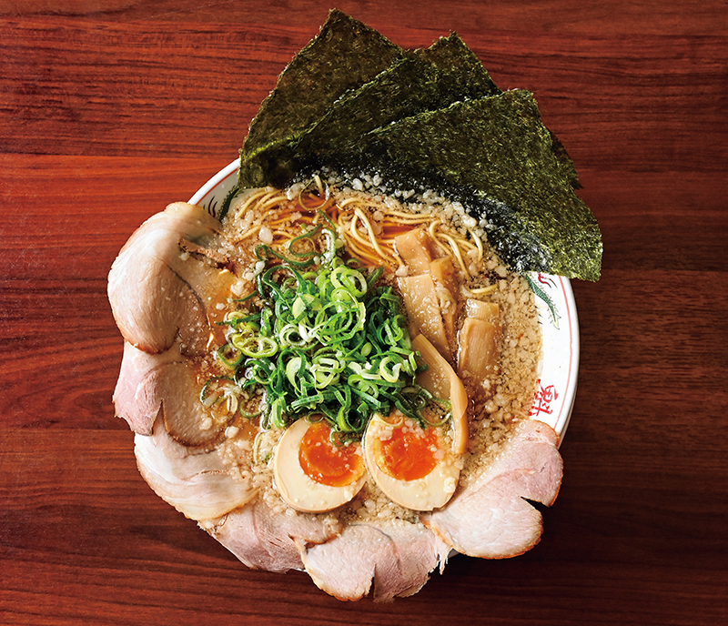 「京都背脂醤油全部のせラーメン」（1166円）