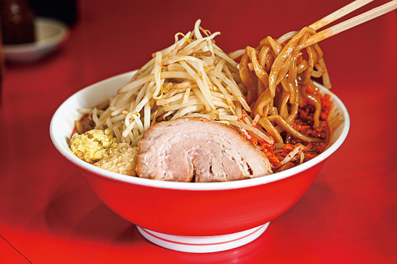 豚骨ド濃厚スープに極太麺がよく絡む「ラーメン（無料トッピング：ニンニク、ショウガ、辛あげ入り）」（980円）