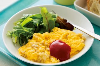 《ゆでたもち麦をちょい足し》「スクランブルエッグ」にも…