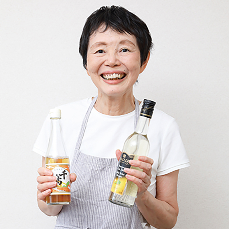 酢を持つ女性