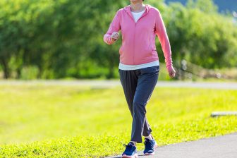 《認知症予防のカギを握るウオーキング》いますぐ実践したい「正しい歩き方」　時間帯は「朝」、…