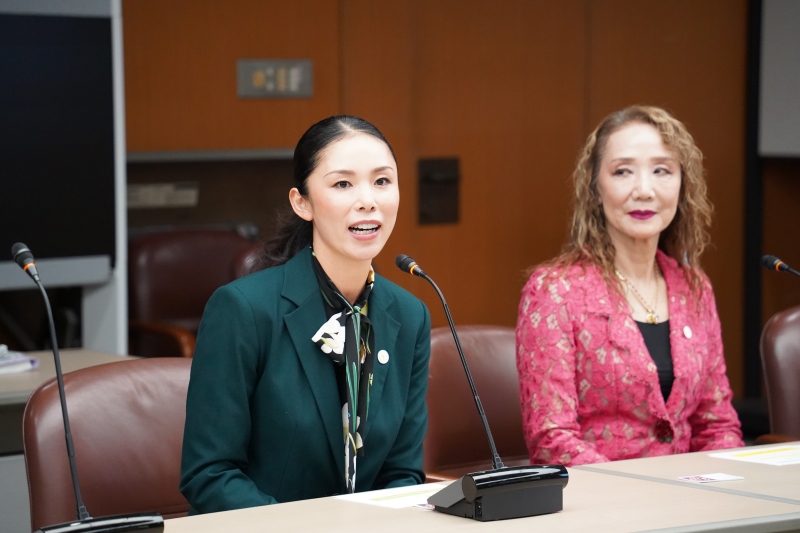 母と共に参加した森理世（左）