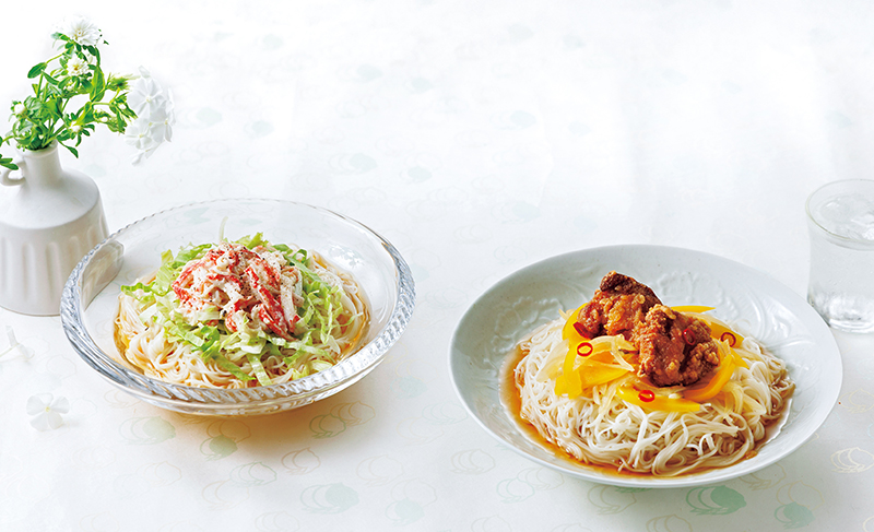 「かにかまシーザーサラダ」（左）と「鶏唐揚げ南蛮ぶっかけ」（右）