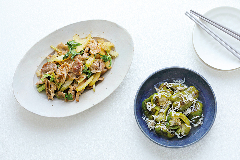 「豚肉とセロリの山椒酢炒め」（左）と「ピーマンとしらすの酢浸し」（右）