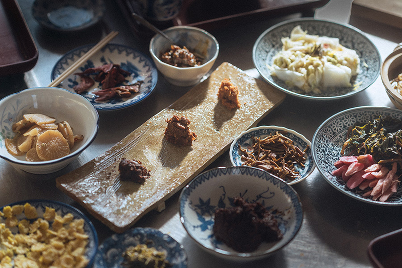 2年以上漬けた大根を塩抜きし、だしで煮た「ぜいたく煮」などの郷土料理が並ぶ（写真提供／発酵オカン）