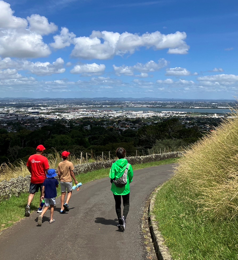 「朝のランニングや街歩きができるランニングシューズを持っていきます」（山脇さん）