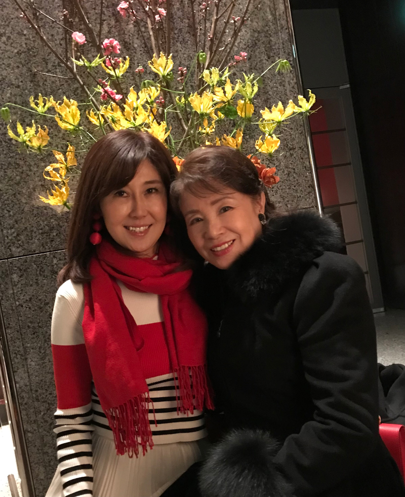 2018年頃、千恵さん（左）の誕生日をともに祝った