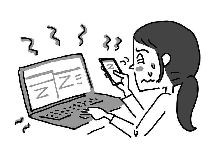 パソコンとスマホを操作する女性