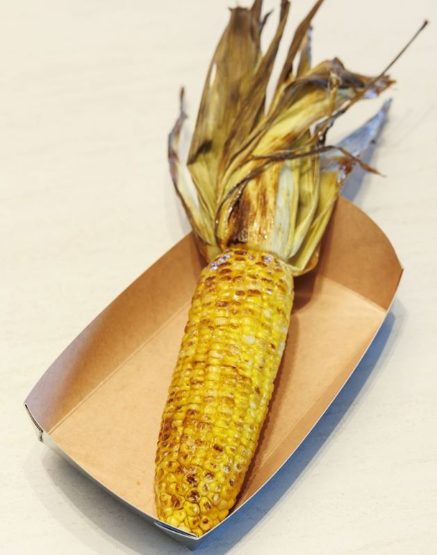甘くジューシーなコーンを特製バターで味つけ。ワイルドにかぶりつきたい！（撮影／玉井幹郎）
