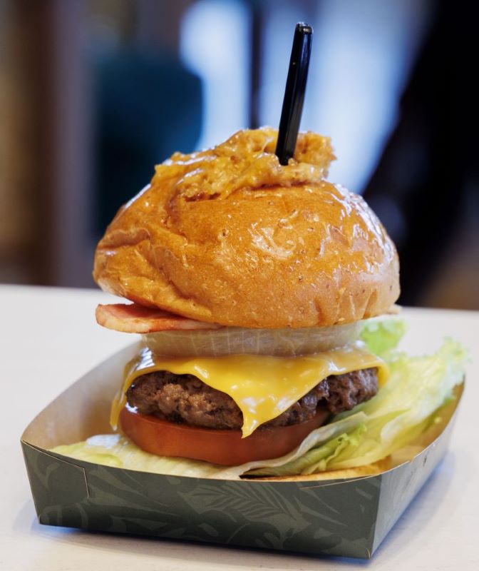 <br />THE WILD ビーフバーガー ～石垣産黒毛和牛～（ドリンク付き）2200円（撮影／玉井幹郎）