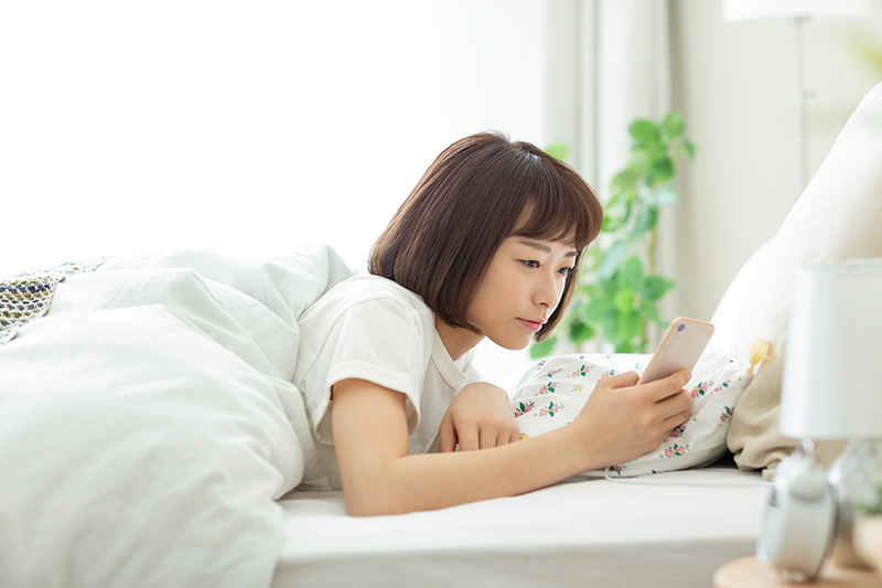 スマホを見る女性